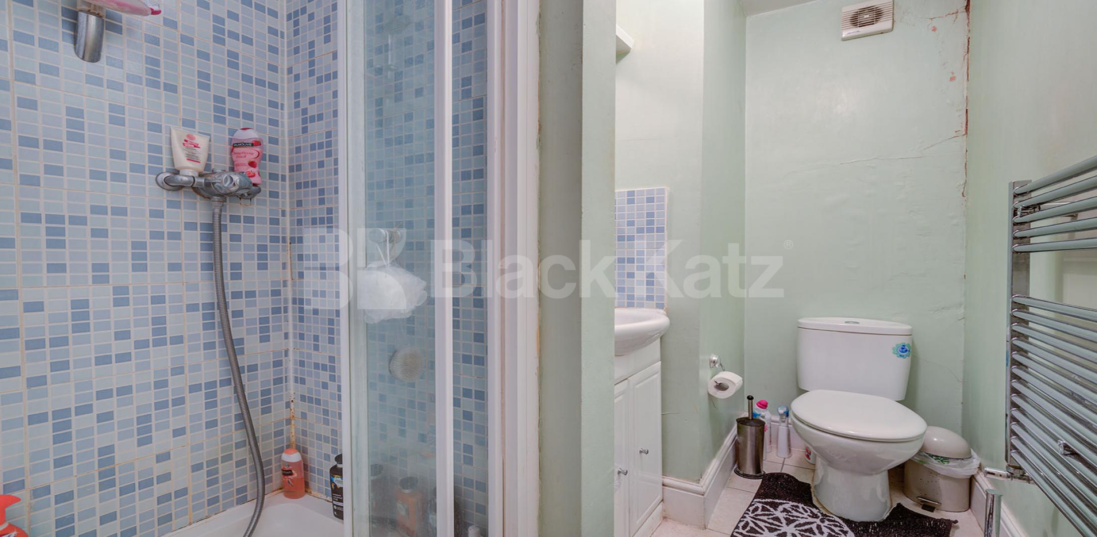 Spacious studio amazing location modern kitchen mins to tube & shops Abingdon Road, High Street Kensington